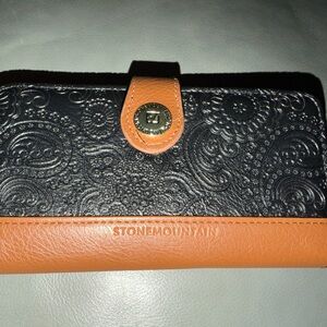 Stone Mountain Black and Tan Wallet